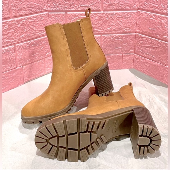 🛍️ZBY Women's light brown Ankle slip on Boots Lug Sole Size 6 BRAND NEW - Picture 2 of 7